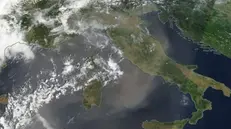 Uno scatto del satellite NASA-MODIS mostra il pulviscolo desertico in arrivo dall'Africa