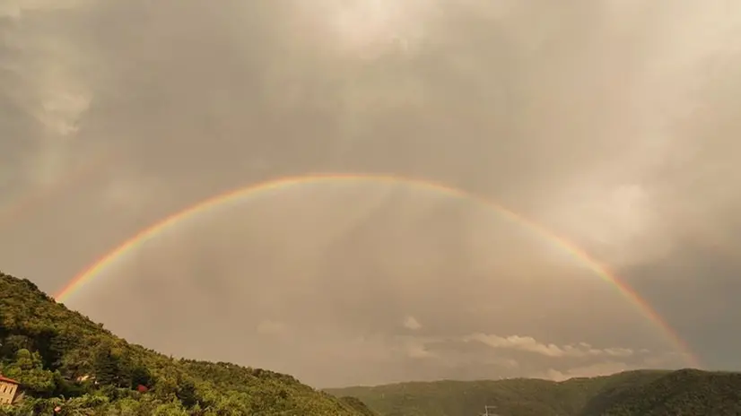 Un arcobaleno nel cielo della nostra città - © www.giornaledibrescia.it