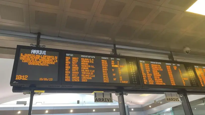 Il tabellone di arrivi e partenze alla Stazione di Brescia -  Foto © www.giornaledibrescia.it