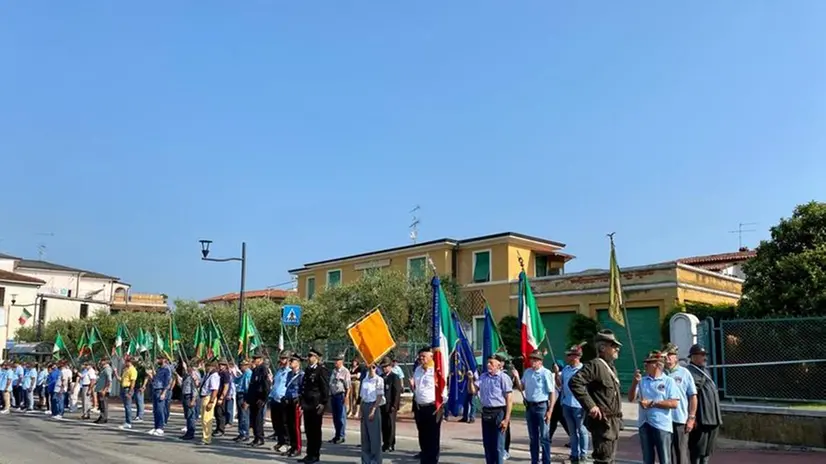 Manerba, festa e sfilata per i cento anni degli alpini