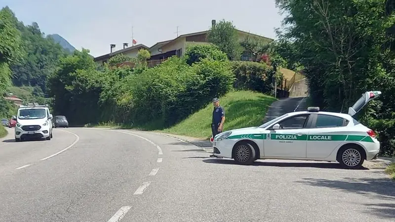 Le volanti della Polizia impegnate nei controlli - © www.giornaledibrescia.it