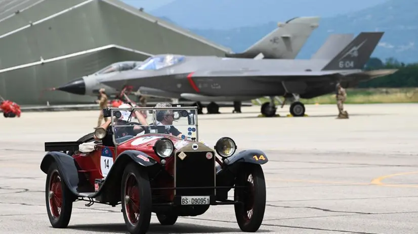 Mille Miglia 2023, il passaggio dall'aerobase di Ghedi per i 100 anni dell'Aeronautica