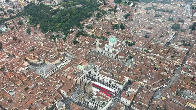 Brescia vista dall'elicottero: al centro il cuore rosso del Mille Miglia Village in piazza Vittoria - Foto Alberto e Paolo Elitop