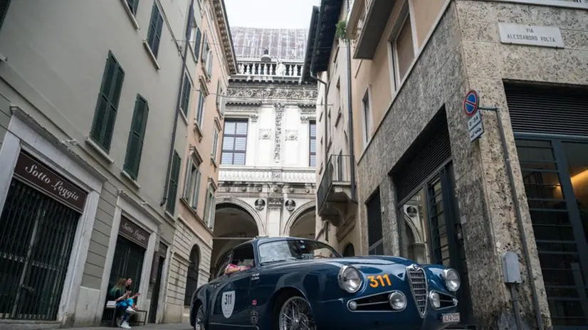 Un'auto d'epoca in centro a Brescia - Foto NewReporter/Checchi-Favretto © www.giornaledibrescia.it