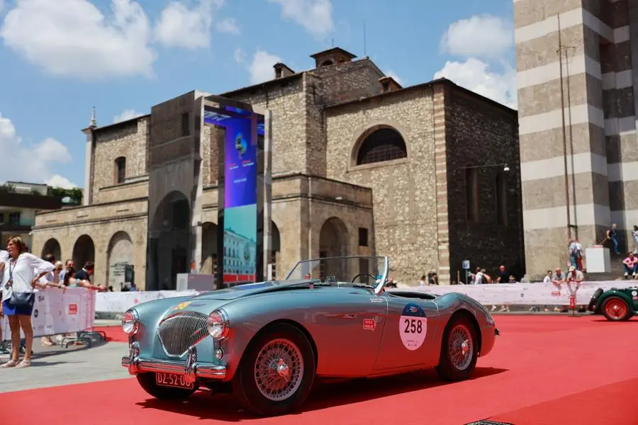 Mille Miglia 2023: la punzonatura in piazza Vittoria-8