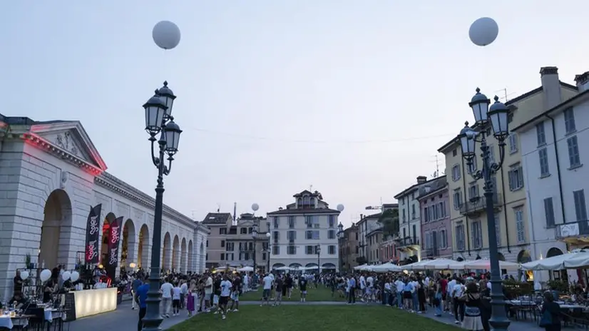 La notte bianca tra piazzale Arnaldo, piazza Duomo e piazza Loggia