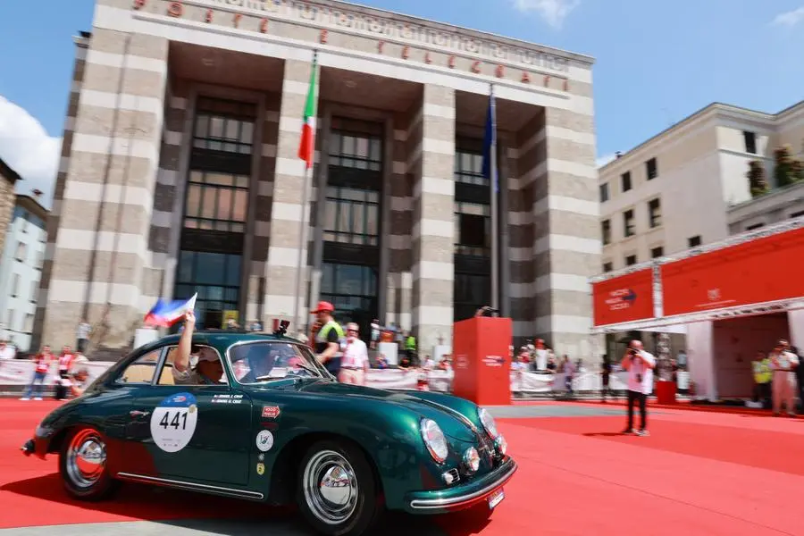 Mille Miglia 2023: la punzonatura in piazza Vittoria-2