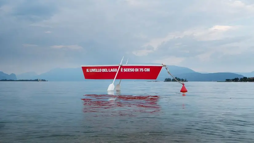 L'installazione di E.On: la barca sospesa sul lago di Garda © www.giornaledibrescia.it