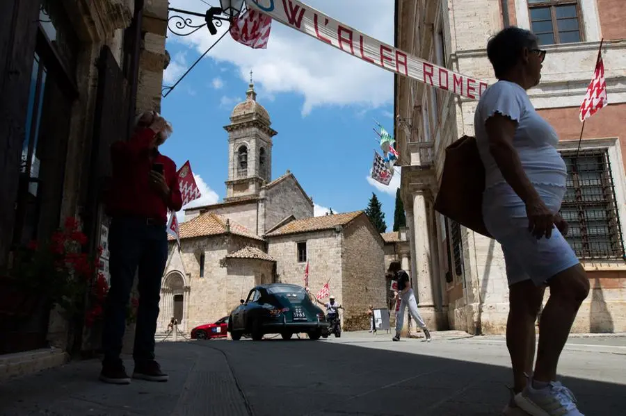 Mille Miglia 2023, il passaggio da San Quirico d'Orcia