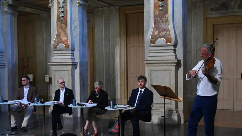 La mostra di liuteria contemporanea nella sala delle statue al Grande