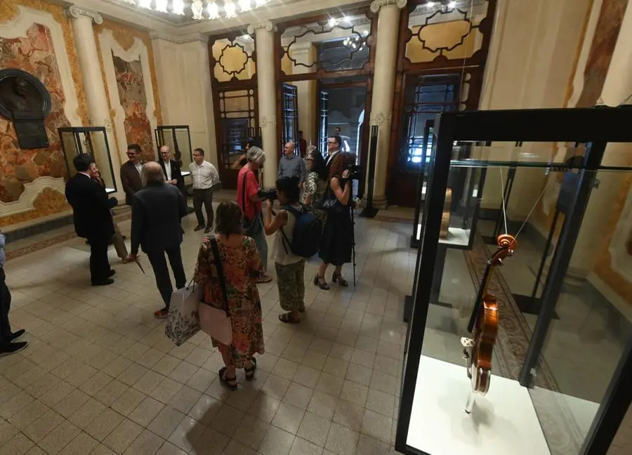 La mostra di liuteria contemporanea nella sala delle statue al Grande
