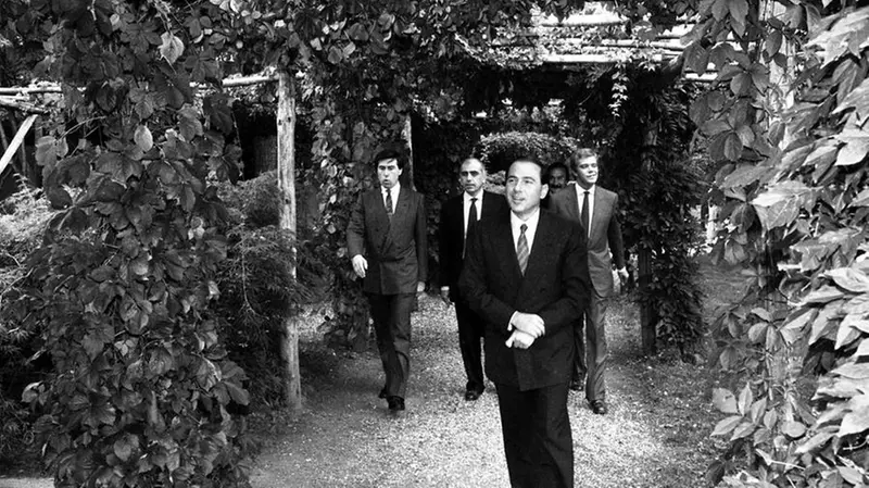 Silvio Berlusconi con Ariedo Braida, Adriano Galliani e Cesare Cadeo a Milanello, il 25 settembre 1986 - Ansa © www.giornaledibrescia.it