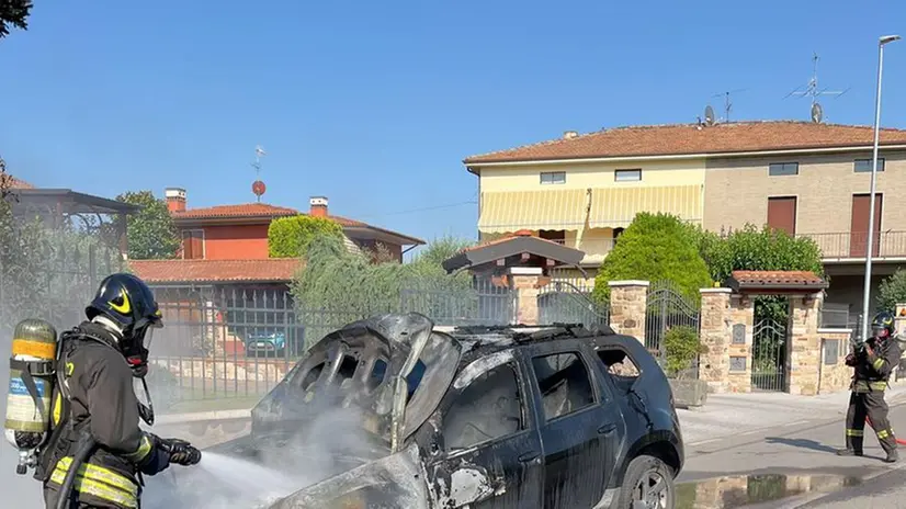 I Vigili del fuoco spengono le fiamme divampate dall'auto