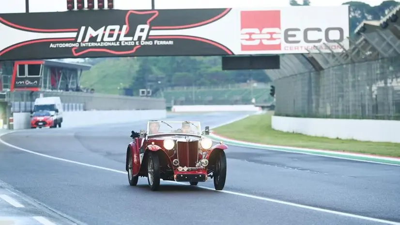 Mille Miglia 2023, il passaggio nell'autodromo di Imola