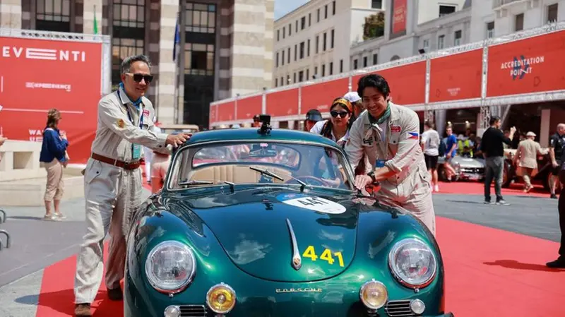 La Porsche 356 A1600 del 1957 fa il suo ingresso in piazza Vittoria - Foto New Reporter Nicoli/Comincini © www.giornaledibrescia.it