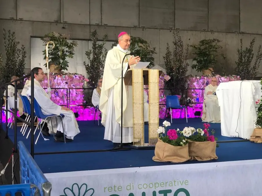 Il vescovo celebra la messa per il Primo Maggio alla Cauto
