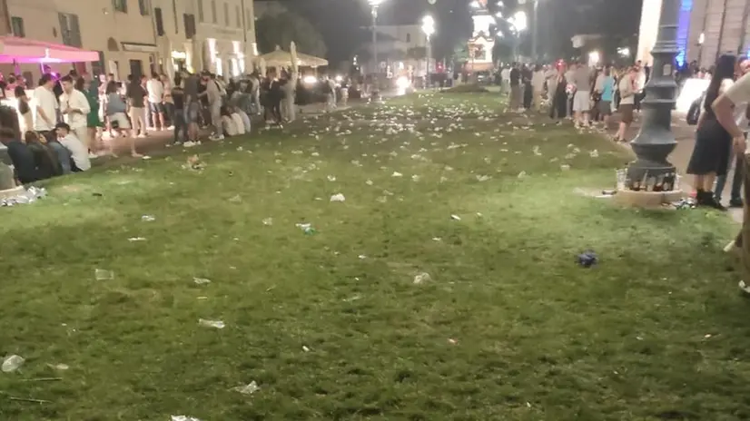 Piazzale Arnaldo ricoperto di rifiuti la sera del 17 giugno