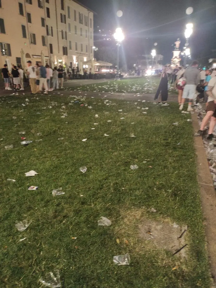 Piazzale Arnaldo ricoperto di rifiuti la sera del 17 giugno
