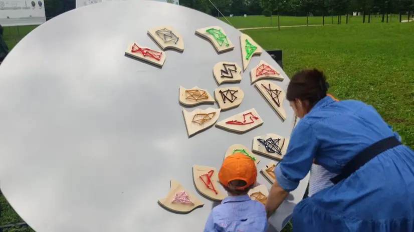 L'inaugurazione dell'opera d'arte «L’incontro» lungo la Via delle Sorelle