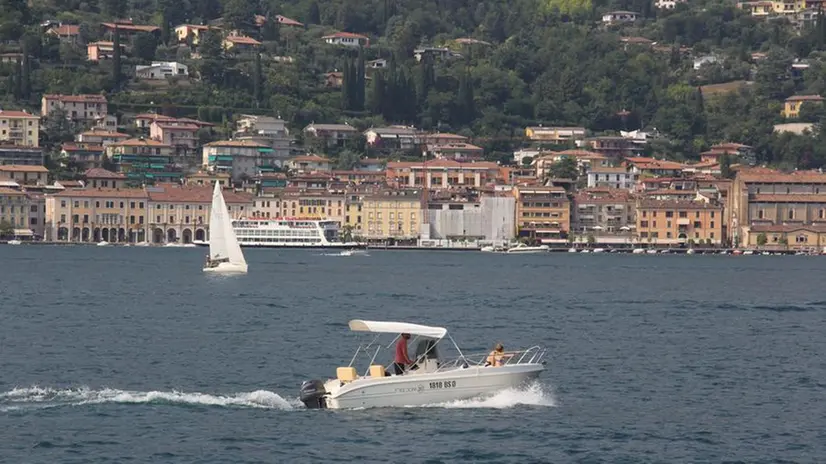 Un motoscafo nelle acque del Golfo di Salò