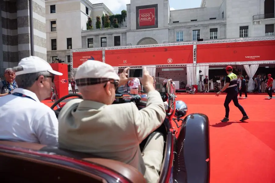 Mille Miglia 2023: la punzonatura in piazza Vittoria-2