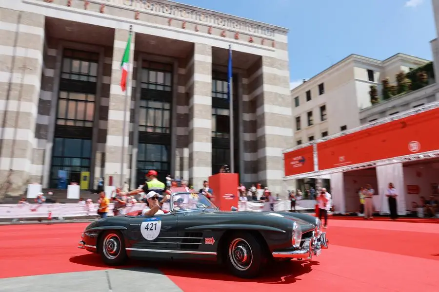 Mille Miglia 2023: la punzonatura in piazza Vittoria-2