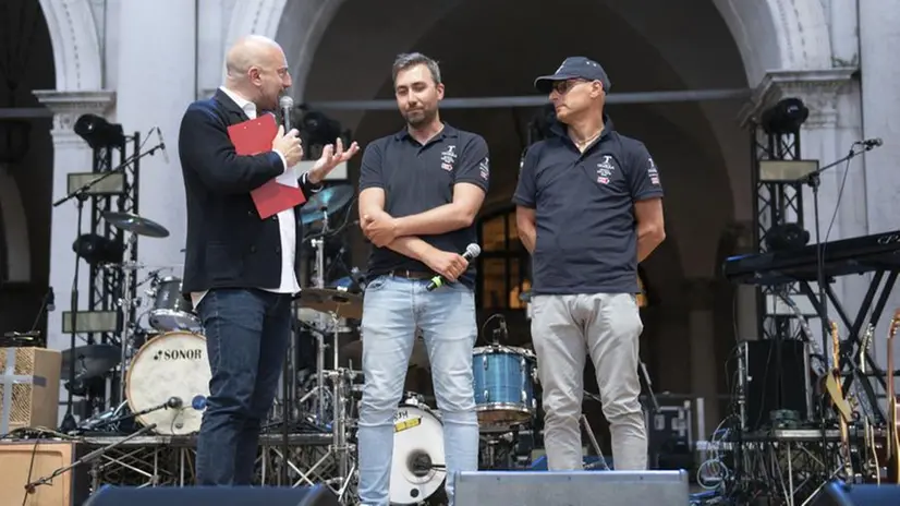 I vincitori della Mille Miglia 2023 sul palco in piazza Loggia