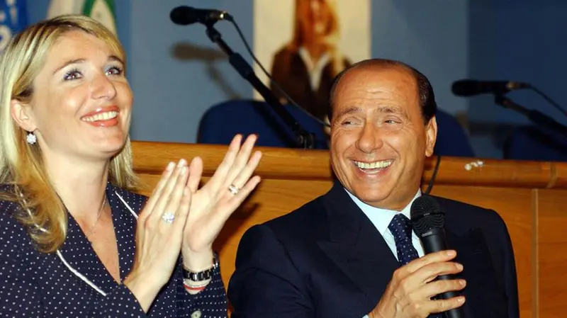 Silvio Berlusconi a Brescia per sostenere la campagna elettorale di Viviana Beccalossi: era il 5 giugno 2003 - © www.giornaledibrescia.it