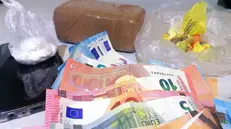 La droga e il denaro sequestrati dalla Polizia locale © www.giornaledibrescia.it