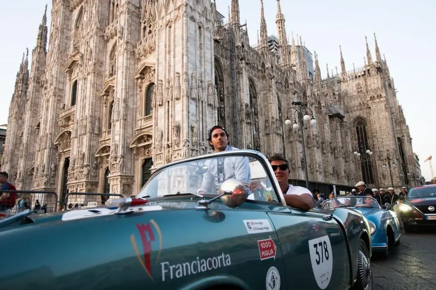 Mille Miglia 2023, il passaggio in Duomo a Milano