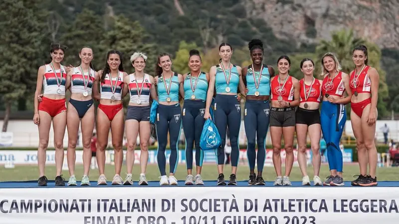 Le ragazze dell'Atletica Brescia sul podio della staffetta 4 x 100