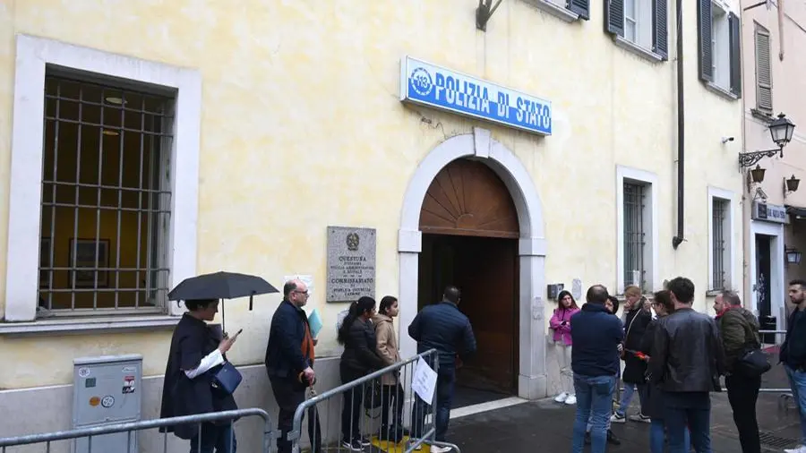 Persone in coda al commissariato di contrada del Carmine