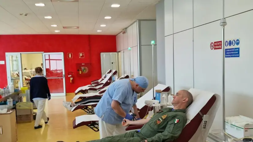 Una trentina di militari del 6° Stormo si sono presentati alla sede Avis di Brescia per donare