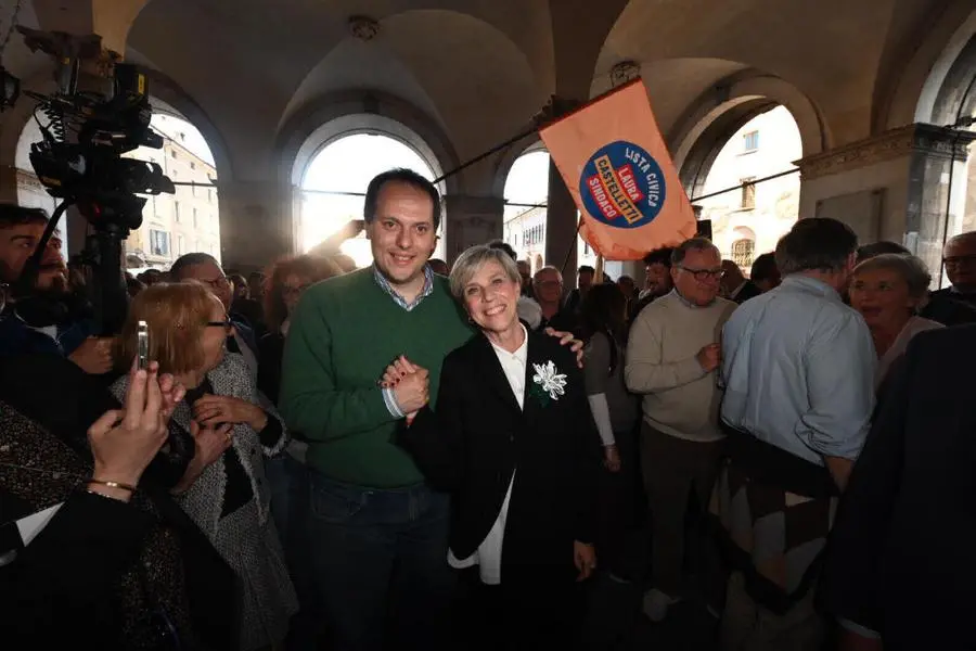 Laura Castelletti al suo arrivo in Loggia con Federico Manzoni - Foto Gabriele Strada /Neg © www.giornaledibrescia.it