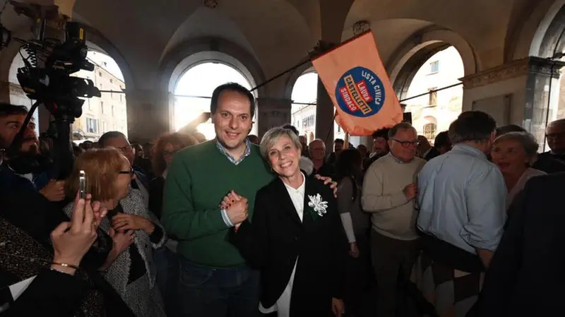 Laura Castelletti al suo arrivo in Loggia con Federico Manzoni - Foto Gabriele Strada /Neg © www.giornaledibrescia.it