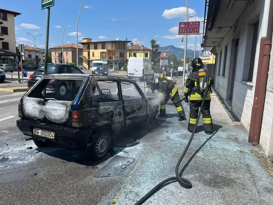 L'auto è andata a fuoco a Capriolo