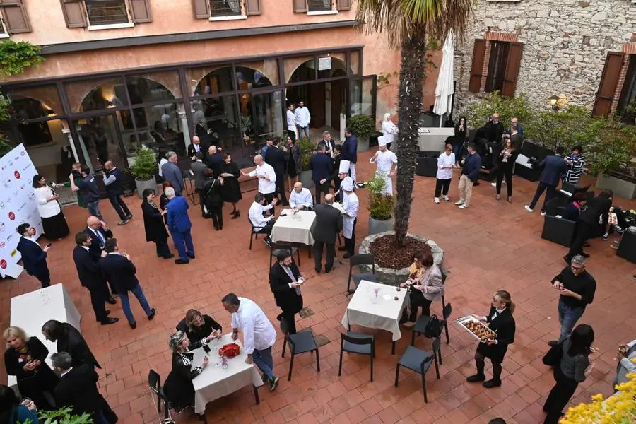 L'aperitivo nella corte del ristorante Carlo Magno - Foto New Reporter Favretto e Checchi © www.giornaledibrescia.it