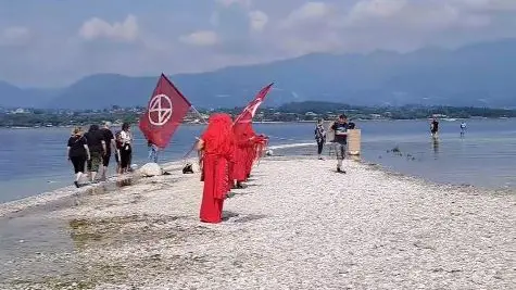 Isola dei Conigli, la protesta degli ambientalisti di Extinction rebellion