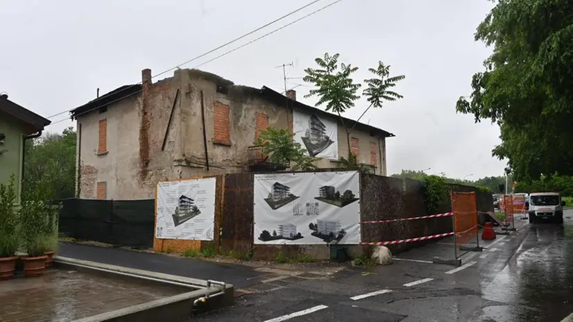 L'abbattimento della palazzina in via Elba