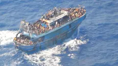 La nave dei migranti fotografata dalla Guardia Costiera - Foto Epa © www.giornaledibrescia.it