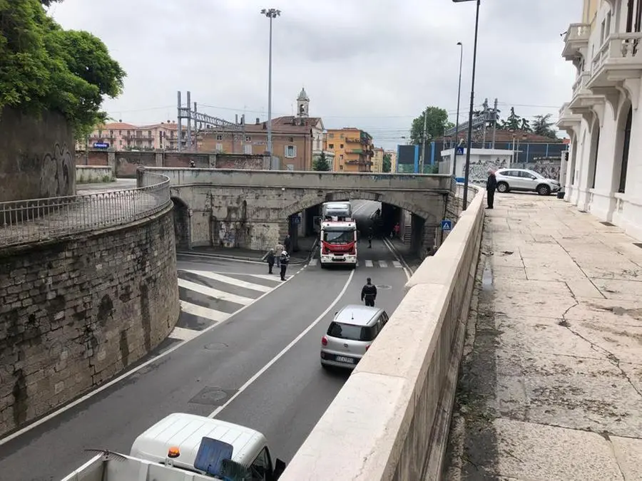 Via Corsica, camion si incastra sotto il ponte ferroviario