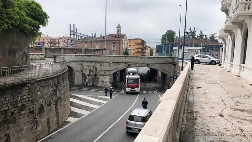 Via Corsica, camion si incastra sotto il ponte ferroviario