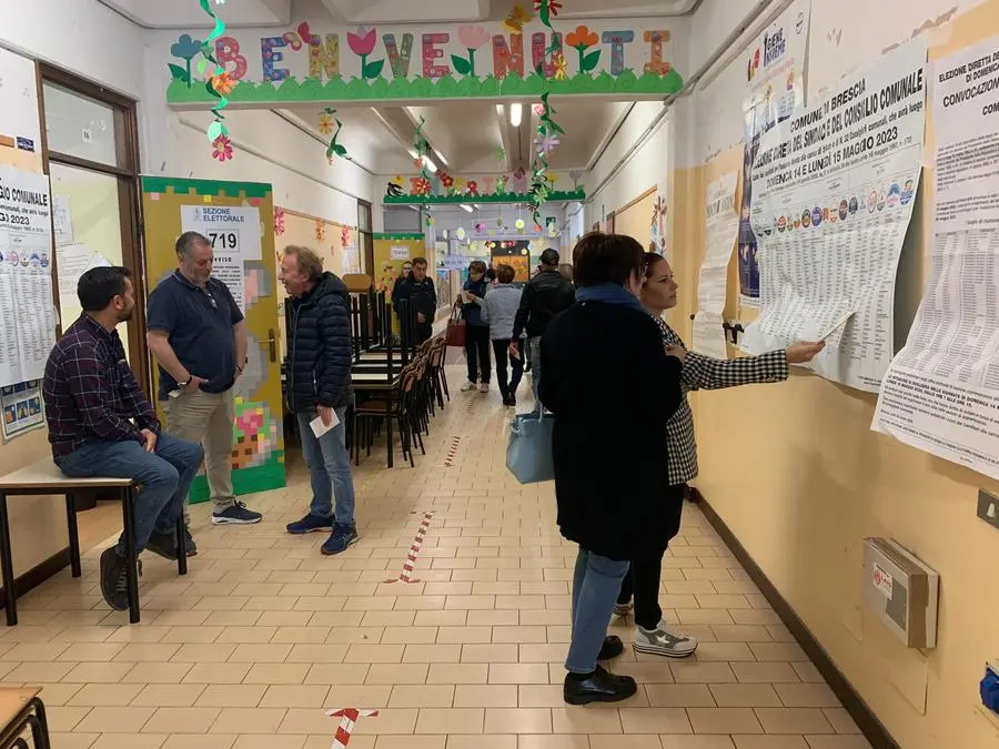 Cittadini al voto per le elezioni comunali di Brescia