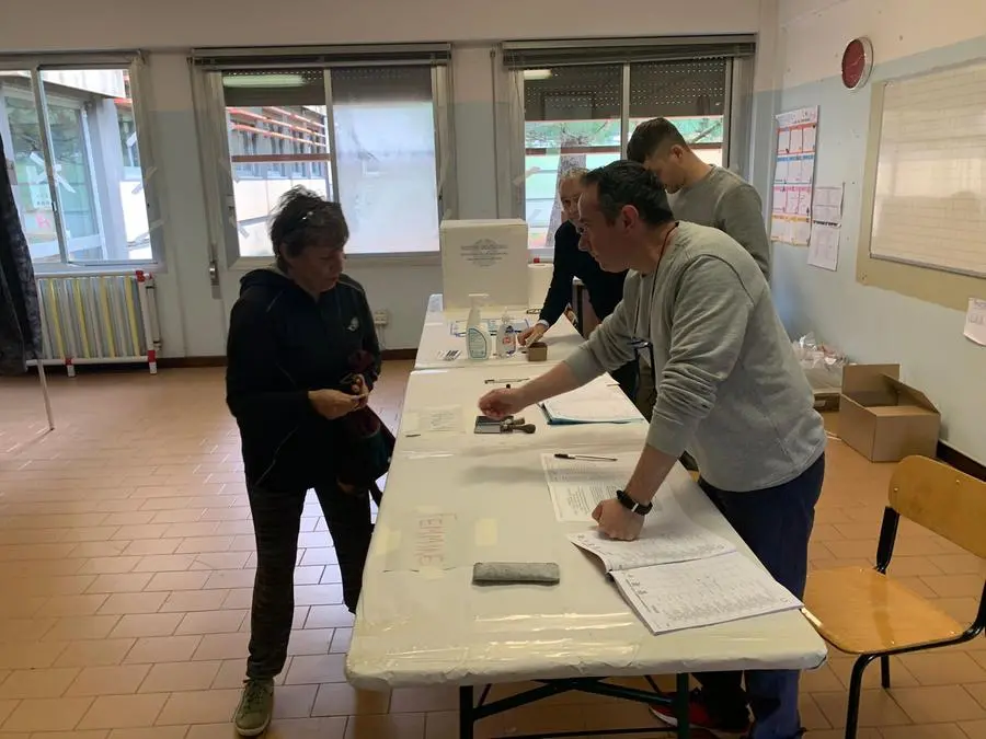 Cittadini al voto per le elezioni comunali di Brescia