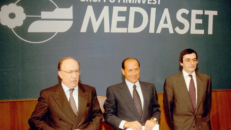 Da sinistra Fedele Confalonieri, presidente di Fininvest, Silvio Berlusconi, presidente di Mediaset, Ubaldo Livolsi, direttore finanziario (luglio 1995) - © www.giornaledibrescia.it