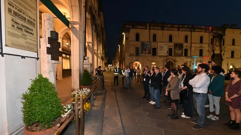 Elly Schlein omaggia la stele dei caduti di piazza Loggia