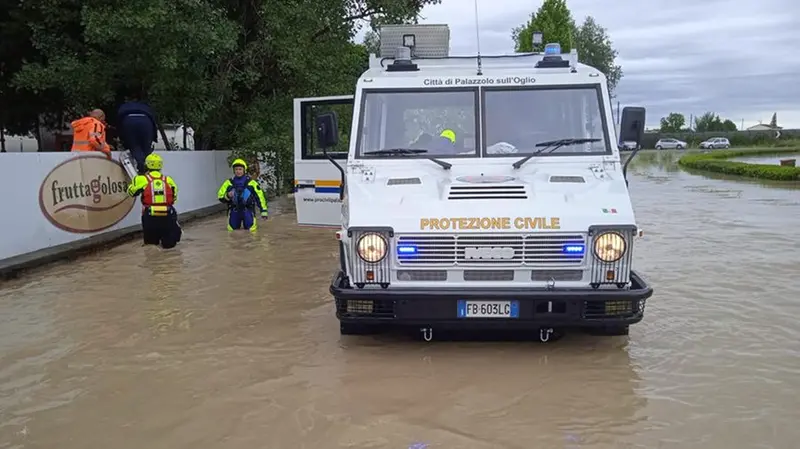 Le foto scattate dai volontari bresciani in Emilia Romagna