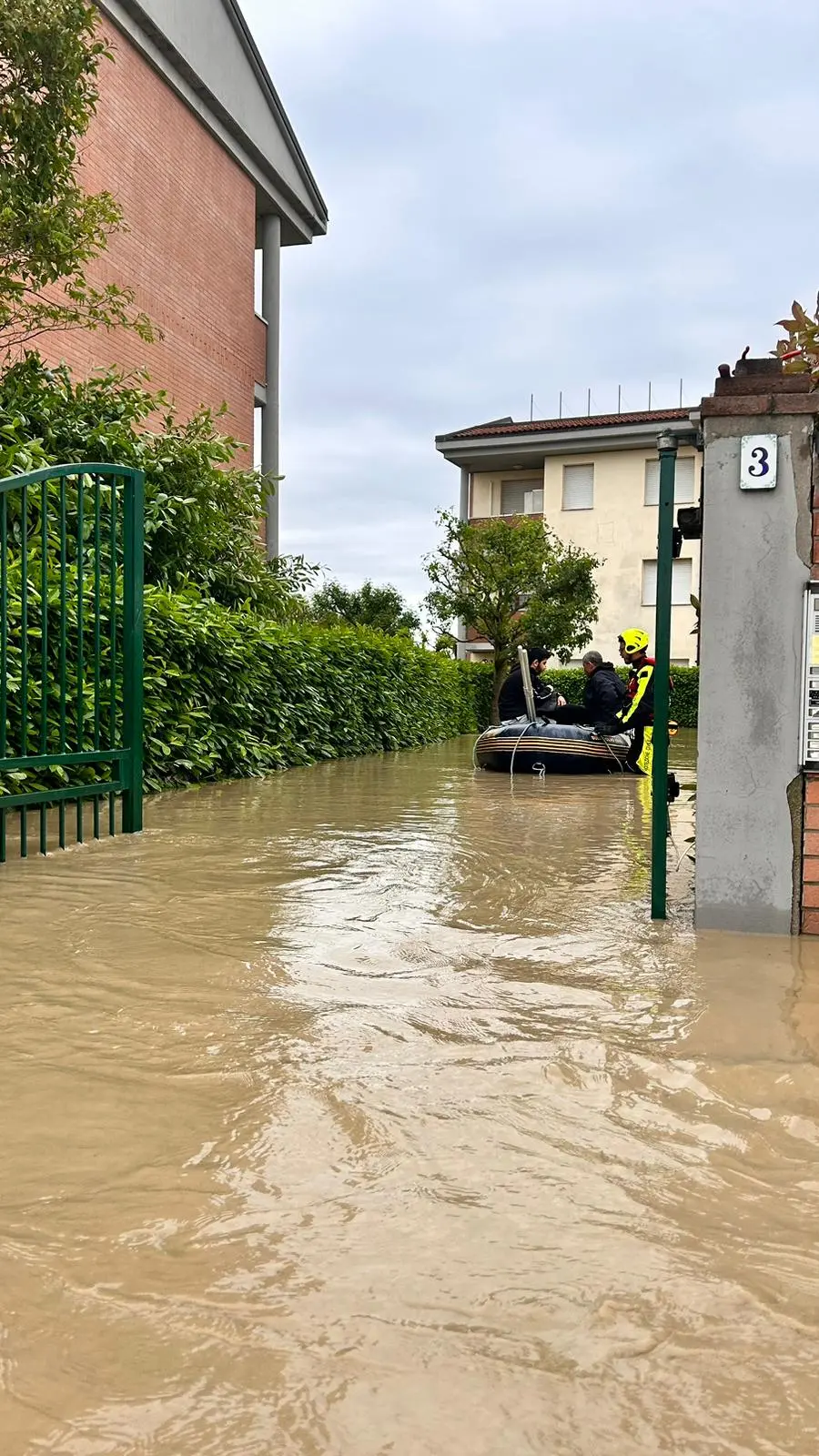 Le foto scattate dai volontari bresciani in Emilia Romagna