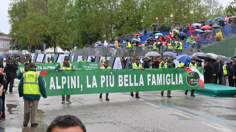 Adunata degli Alpini di Udine, la premier Meloni alla grande sfilata conclusiva