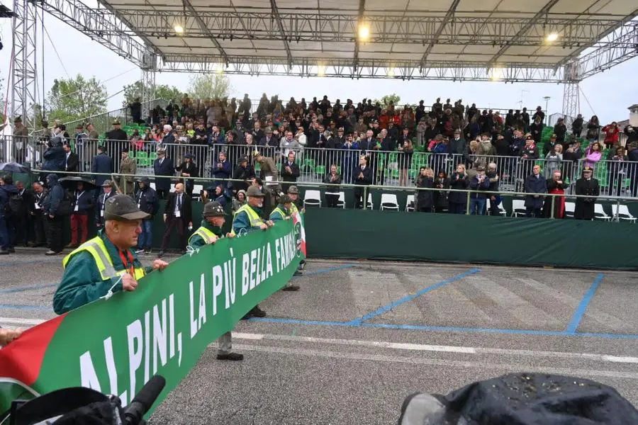 Adunata degli Alpini di Udine, la premier Meloni alla grande sfilata conclusiva